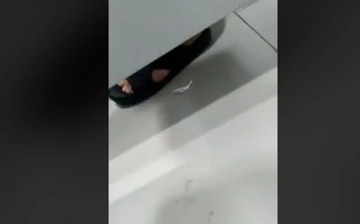 ขัดห้องน้ำอยู่ใช่ไหม?? "หนุ่ม"เข้าห้องน้ำ เหลือบไปเห็นห้องข้างๆมีเงาเเปลกๆสะท้อนจากพื้น??ชัดเลยจัดหนักจัดเต็มสุดๆ!!สงสัยคงอัดอั้นมานาน(คลิป)