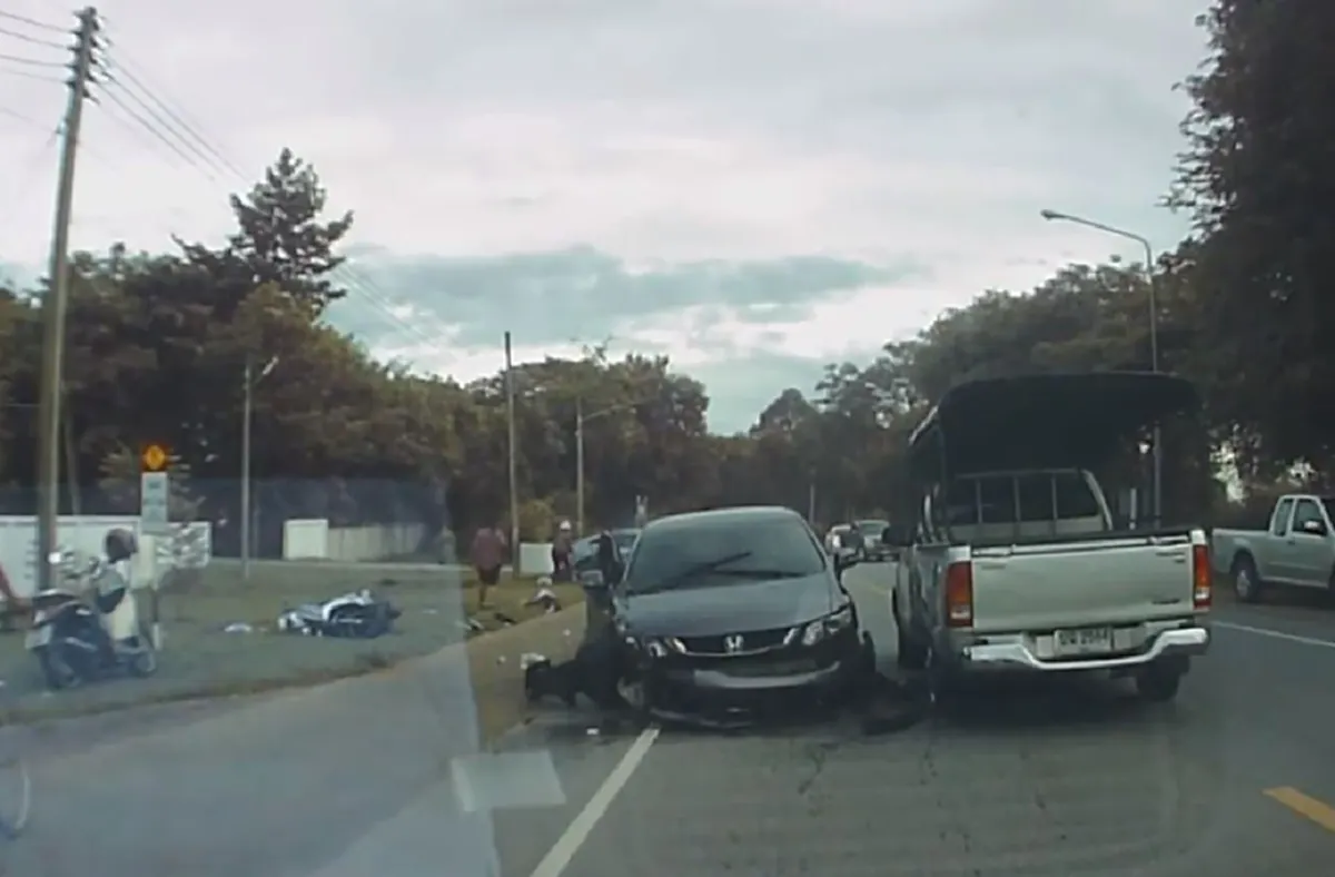 ประมาทเกินไปมั้ย "เก๋งฮอนด้า"ซิ่งเเซงไม่พ้น ชนเเหลก กวาดเรียบ สาวขี่มอเตอร์ไซค์กระเด็นข้างทาง เจ็บหนัก!! (คลิป)