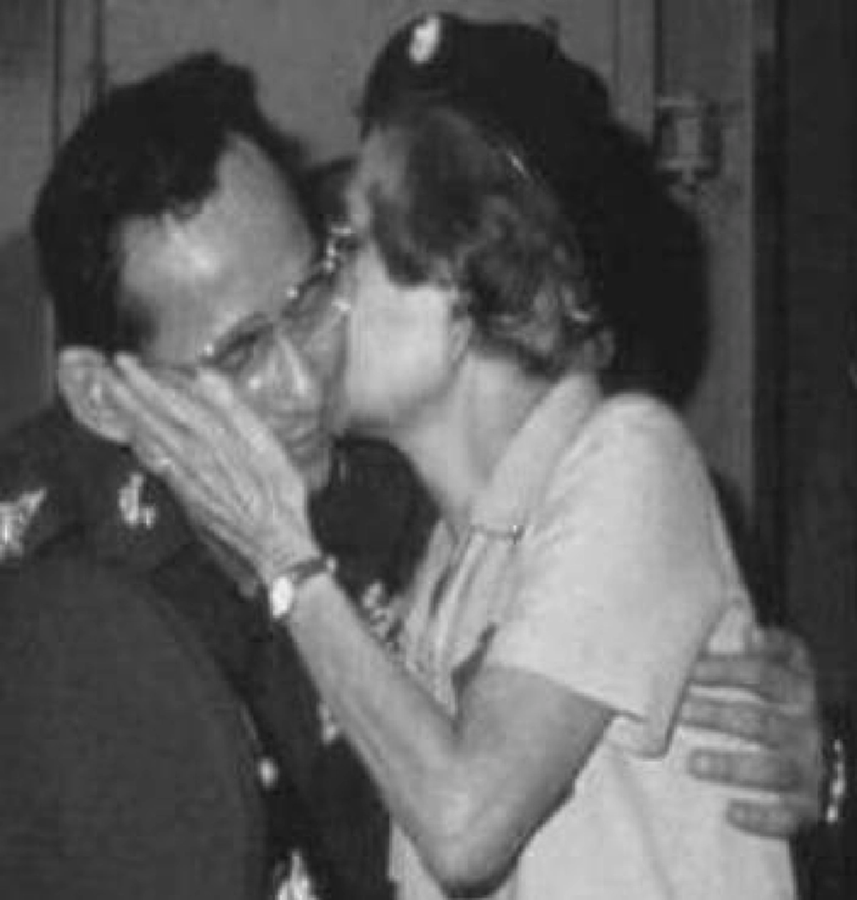 "หอมกลิ่นกตัญญู" อีกหนึ่งเรื่องราวของในหลวง ร.9ที่คนไทยอาจไม่รู้ สาเหตุที่ "สมเด็จย่าฯ"หอมแก้มในหลวงทุกครั้งที่เจอพระองค์