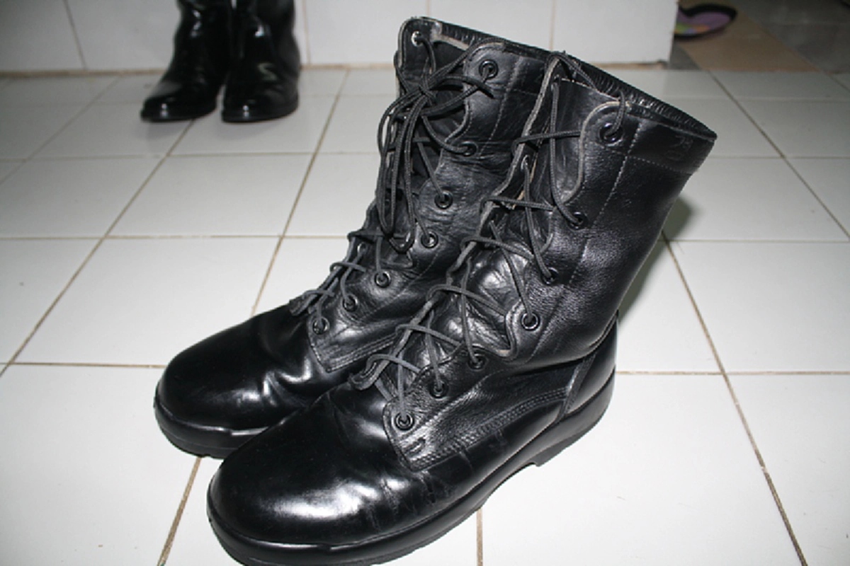 ครูฝึก สอนวิธีขัดรองเท้าให้เงาวับ ในเวลาไม่กี่วินาที งานนี้ใครยังไม่รู้ รีบดู ต่อไปจะไม่เสียเวลาขัดรองเท้าอีกแล้ว (คลิป)