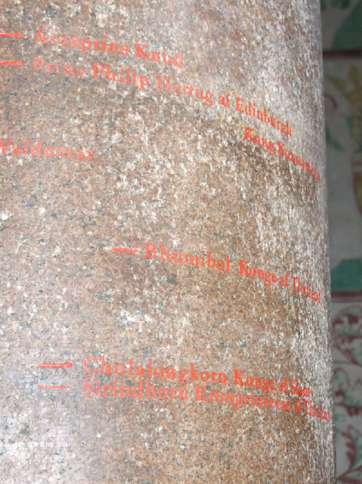 เสากษัตริย์ เสาจารึกส่วนสูง ของรัชกาลที่ 5 และรัชกาลที่ 9