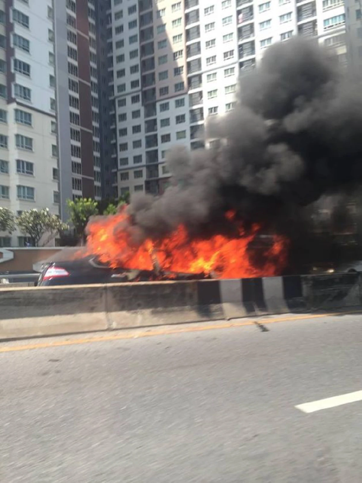 สุดยอดตำรวจน้ำดี เปิดใจ"ผู้กองฮีโร่" ลุยทุบกระจกช่วยอาจารย์ม.มหิดล  ก่อนเพลิงไหม้รถ!! "ตอนนั้นรีบก็รีบ เเต่การช่วยคนก็สำคัญเหมือนกัน" (คลิป)