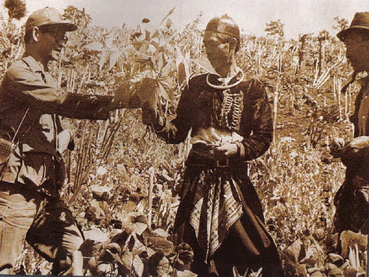 เมื่อชาวกระเหรี่ยงมูเซอ..ถวายของให้ในหลวง "อ่ะ อันนี้ให้มึง อันนี้ให้เมียมึง ส่วนอันนี้ให้ลูกๆมึง" ตื่นเต้นจนพูดผิด ทำเอาผู้ใหญ่บ้านลมแทบจับ