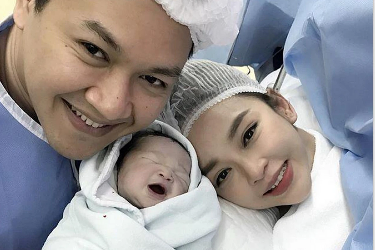 น่ารักแพ็คคู่เลย เมื่อ "น้องณิริน" อาสาเป็นพี่เลี้ยง เล่านิทานกล่อม "น้องปาลิน" ดูแล้วถึงกับอมยิ้มตาม