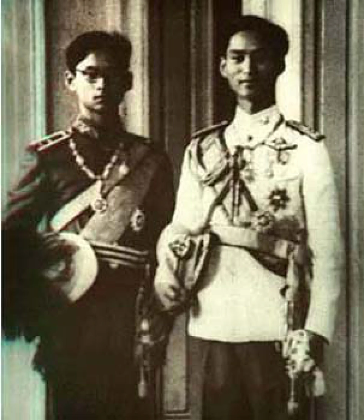 บัณฑิตรุ่นที่มีบุญที่สุดในประเทศไทย! ครบ 71 ปี “ในหลวงรัชกาลที่ 9” เสด็จพระราชทานปริญญาบัตรครั้งแรก พร้อมพระเชษฐา ร.8 ย้อนเล่าวันแห่งประวัติ