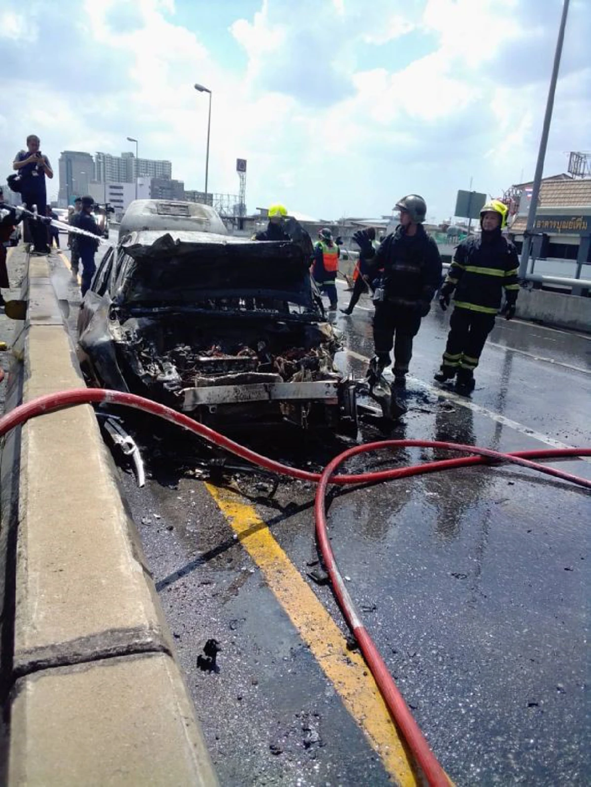 สุดยอดตำรวจน้ำดี เปิดใจ"ผู้กองฮีโร่" ลุยทุบกระจกช่วยอาจารย์ม.มหิดล  ก่อนเพลิงไหม้รถ!! "ตอนนั้นรีบก็รีบ เเต่การช่วยคนก็สำคัญเหมือนกัน" (คลิป)