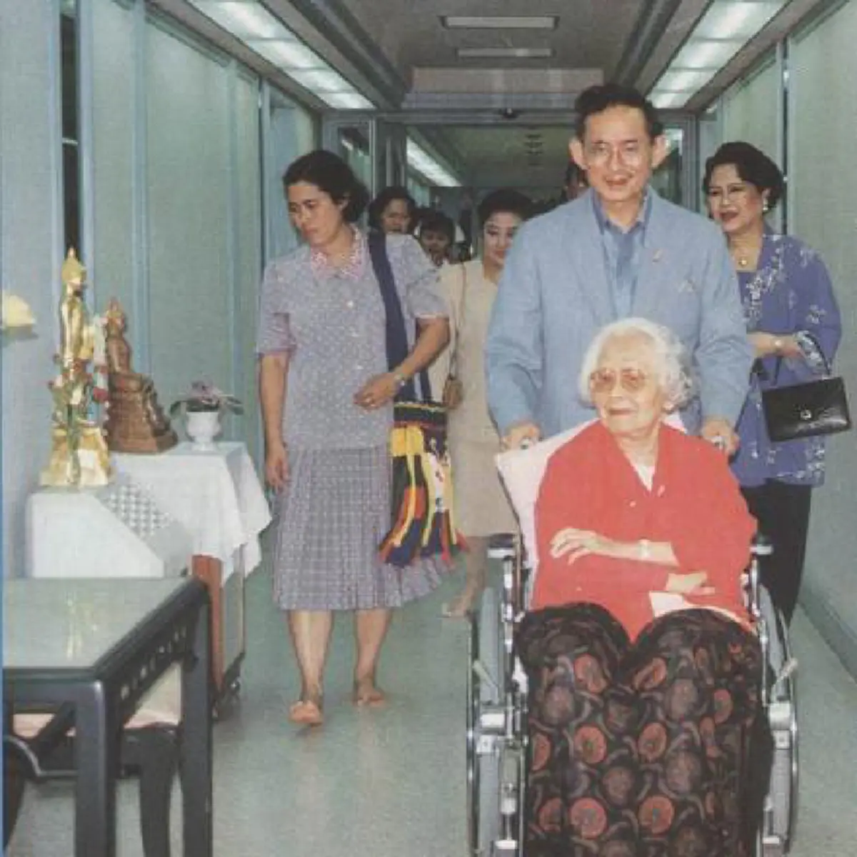 “ไม่ต้อง คนนี้…เป็นแม่เรา เราประคองเอง” ในหลวง ร.๙ "กษัตริย์ยอดกตัญญู" เผยความรักระหว่าง ในหลวงกับสมเด็จย่า ซาบซึ้งจนวินาทีสุดท้าย!!!