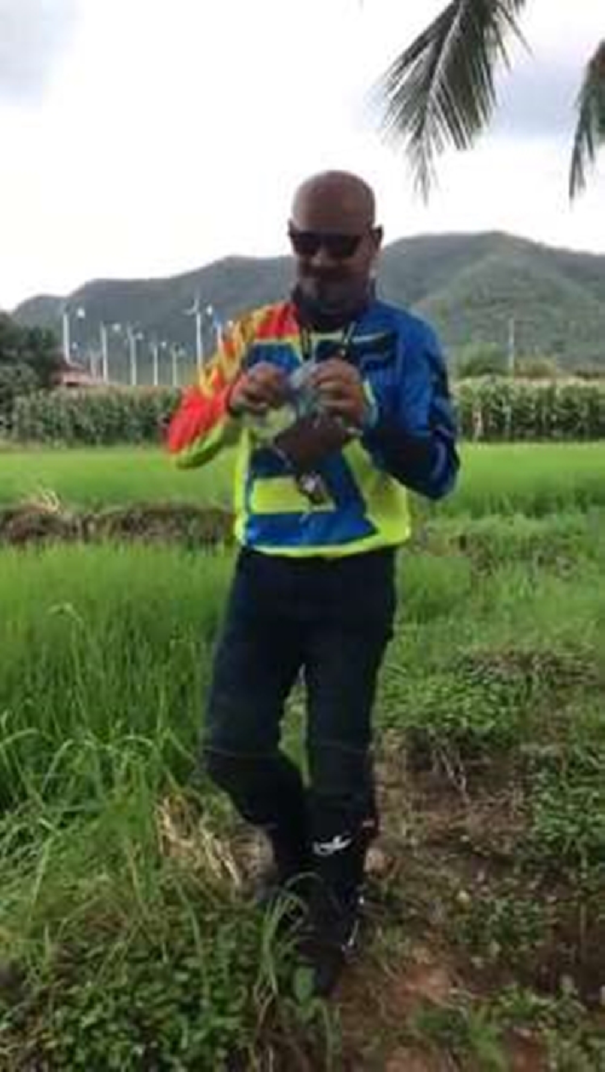 ขอทำเพื่อพ่อ !!! "ไมค์ พลภัทร" ขี่มอเตอร์ไซค์คู่ใจ เก็บดิน ๗๗ จังหวัด เพื่อนำมากปลูกต้นไม้ให้ "พ่อหลวง" !!!