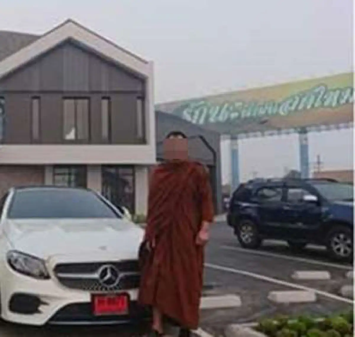 โซเชียล สับเละเทะ !!! หลวงพี่...โชว์ขับรถหรูป้ายแดง จิบกระแฟยามเช้า !!! ชิวๆชิคๆแบบนี้ เหมาะสมไหม !?!