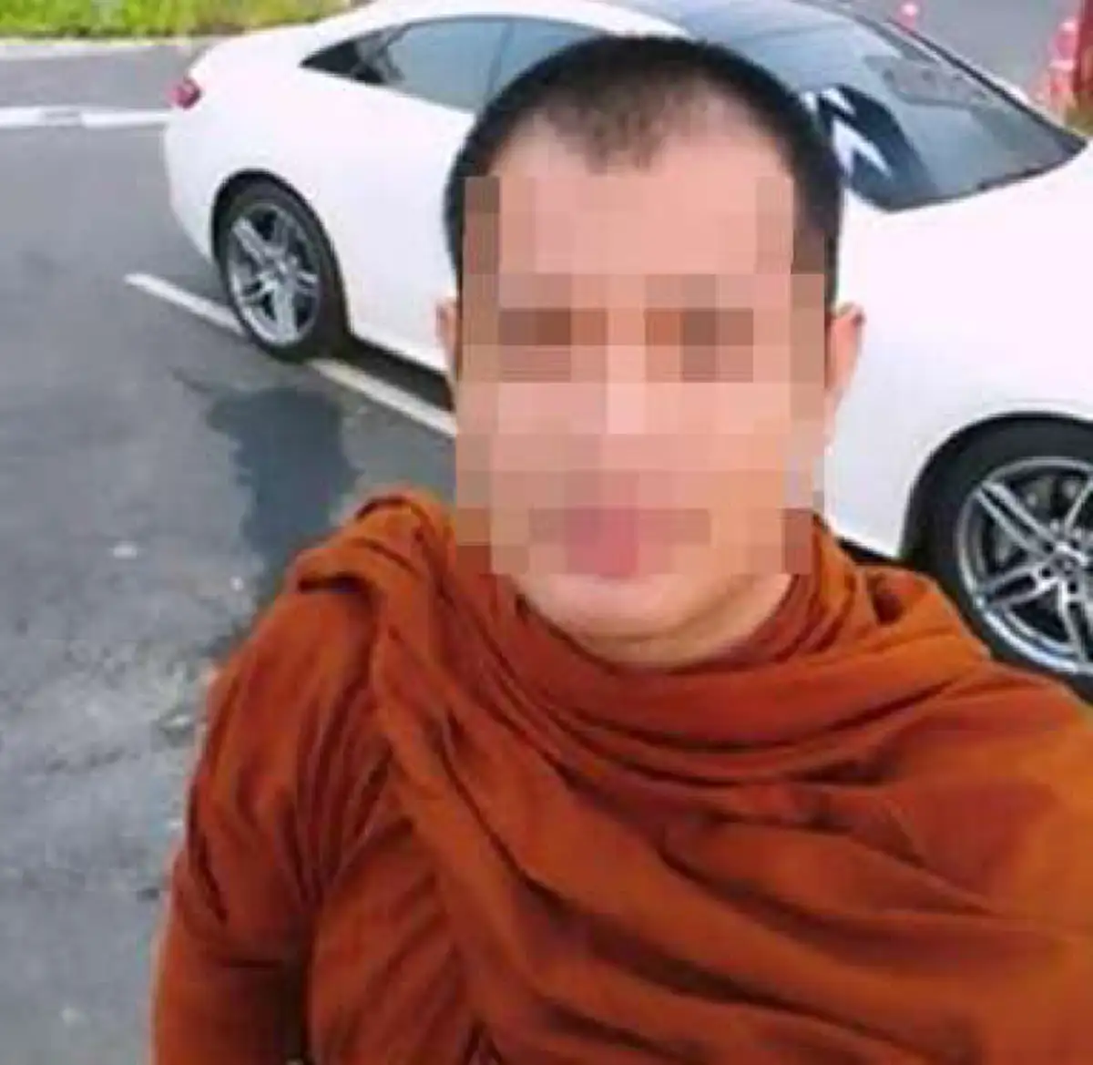 โซเชียล สับเละเทะ !!! หลวงพี่...โชว์ขับรถหรูป้ายแดง จิบกระแฟยามเช้า !!! ชิวๆชิคๆแบบนี้ เหมาะสมไหม !?!