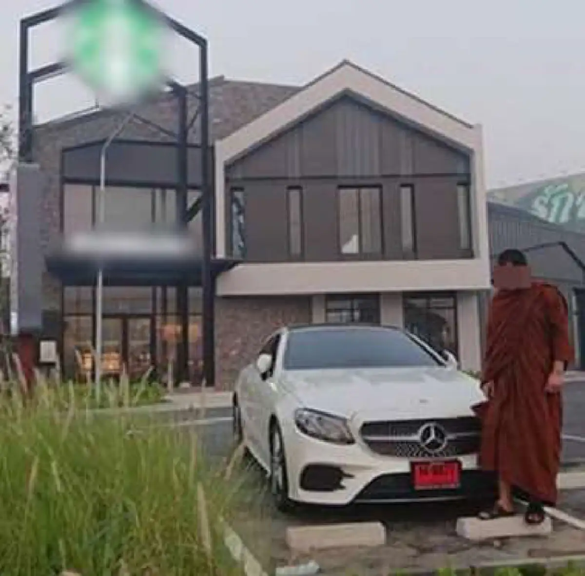 โซเชียล สับเละเทะ !!! หลวงพี่...โชว์ขับรถหรูป้ายแดง จิบกระแฟยามเช้า !!! ชิวๆชิคๆแบบนี้ เหมาะสมไหม !?!