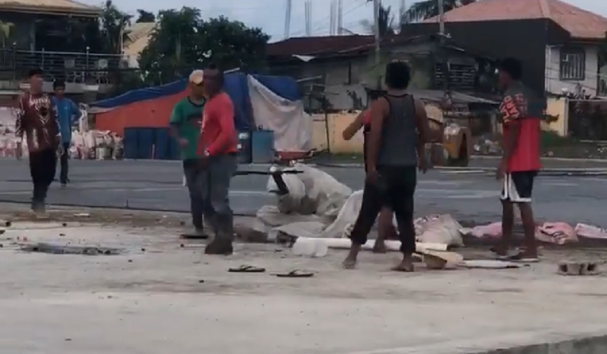 กล้าๆกลัวๆ "เครื่องจักร"คลั่ง อาละวาดหนัก คนงานนับ10หัวปั่น จะหยุดมันอย่างไรดี (คลิป)