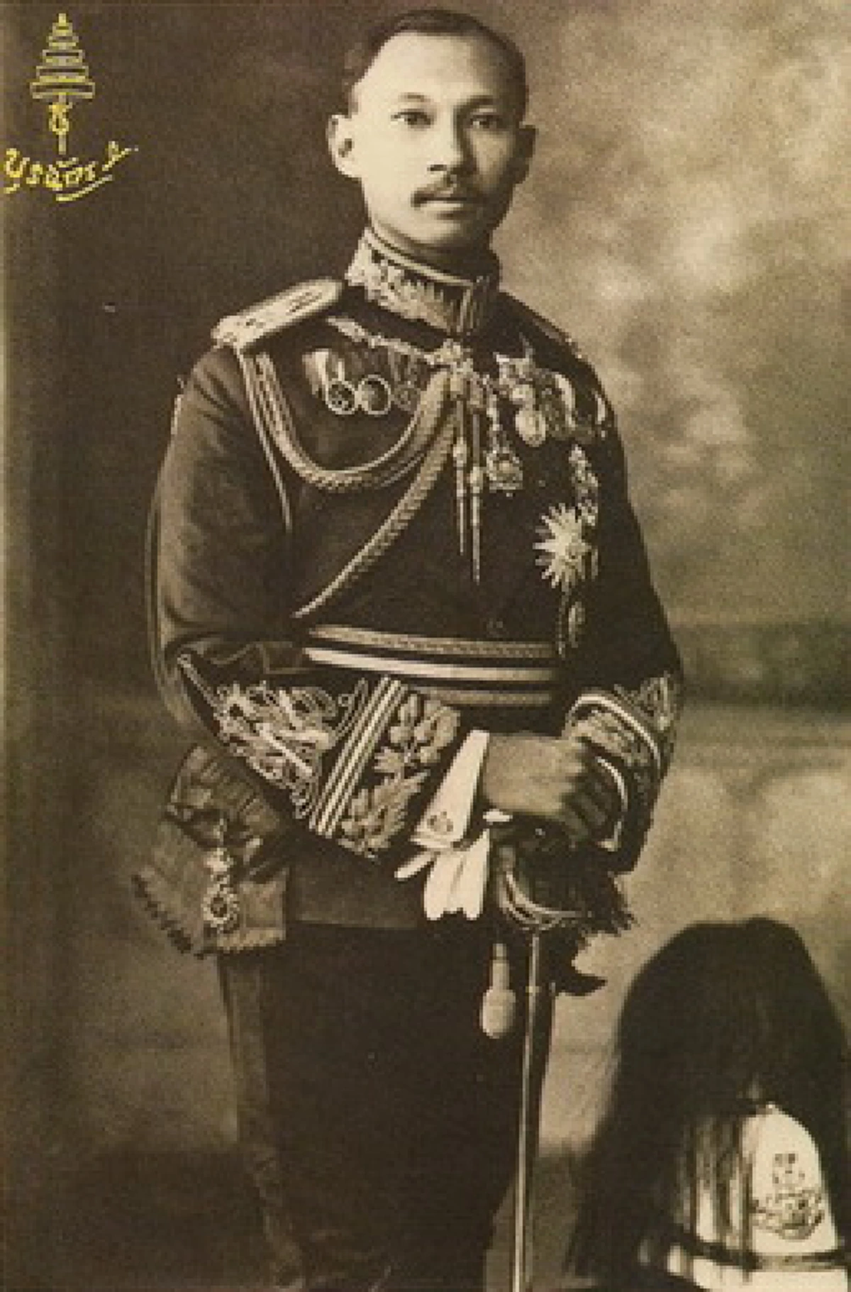 น้อมรำลึก พระบิดาแห่งการรถไฟไทย!! วันคล้ายวันประสูติ "พระองค์เจ้าบุรฉัตรไชยากร" กับตราจารึกพระนาม "บุรฉัตร" สัญลักษณ์ข้างรถไฟ ที่น้อยคนจะรู้