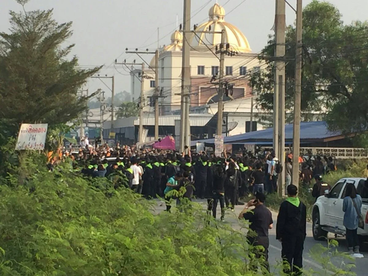 วุ่นจนได้!! ศิษย์ธรรมกายเดินหน้าผลักดันชุดควบคุมฝูงชนพ้นพื้นที่ ปะทะอุตลุดมีเจ็บสถานการณ์ยังตึงเครียด!!?!! (ภาพ)