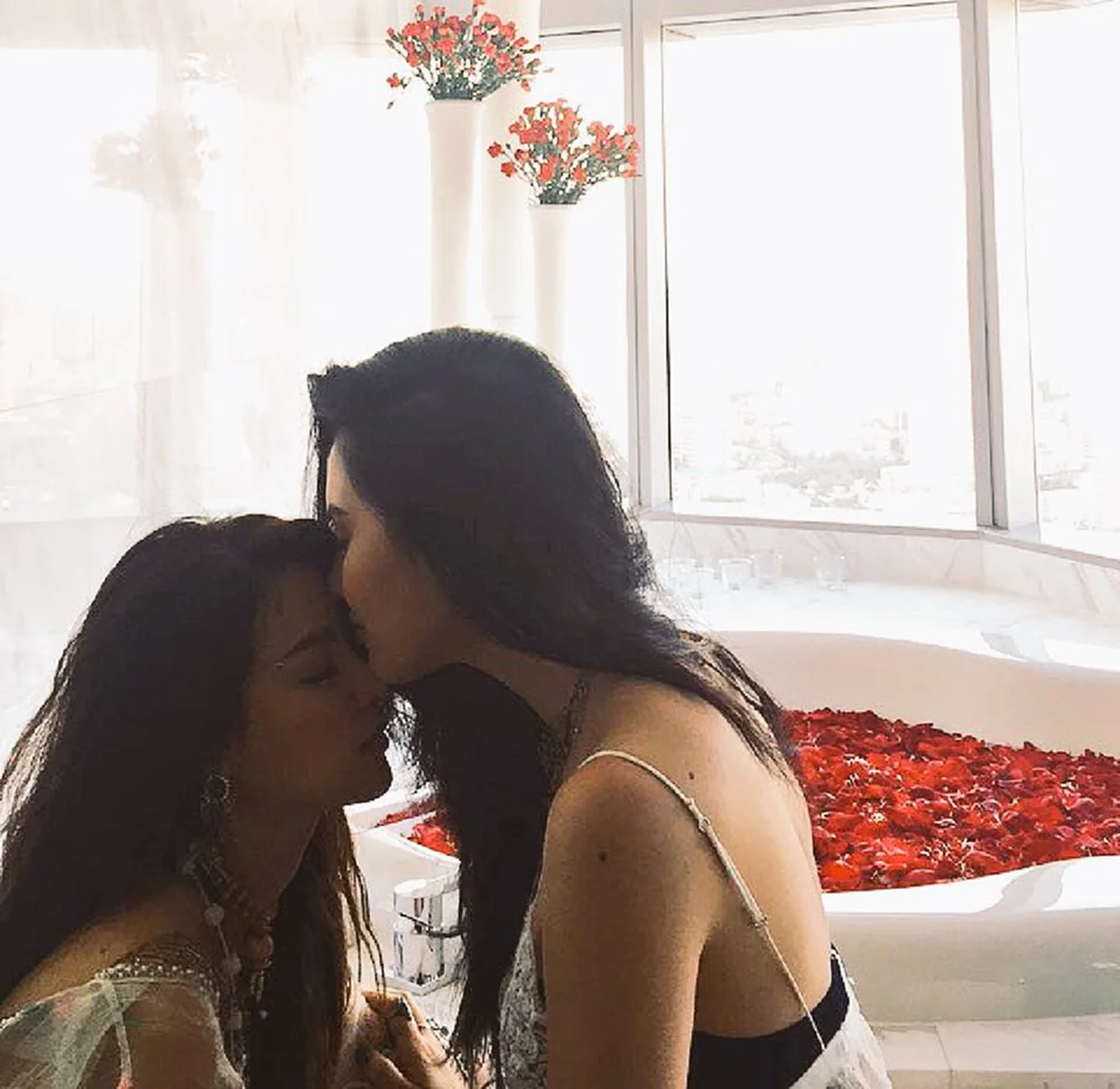 ดีต่อใจอ่ะ !!!!  "ใหม่ ดาวิกา - ใบเฟิร์น พิมพ์ชนก" ถ่ายแบบคู่สุดฟิน เสิร์ฟจิ้นกันรุนแรง ทำติ่งกรี๊ดดดหนักมว๊ากกกกกก !!! (ภาพ)