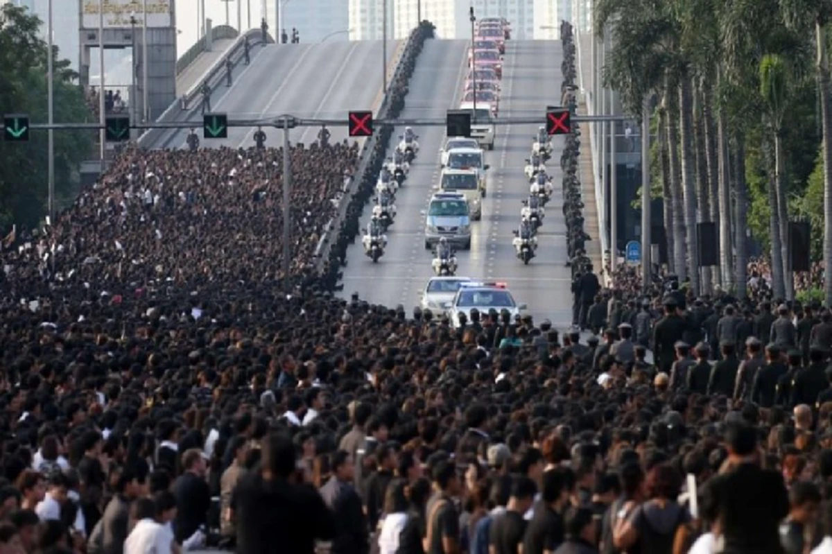 น้ำตาคนไทยไหลนองทั้งเเผ่นดิน !! พสกนิกรเนื่องเเน่นร่วมพระราชพิธีเคลื่อนพระบรมศพพระบาทสมเด็จพระเจ้าอยู่หัวในพระบรมโกศ 14 ตุลาคม 2559