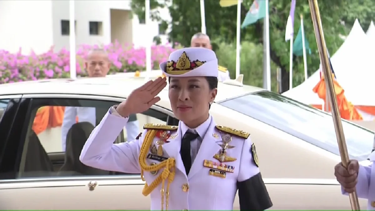 ปลื้มปิติภาพพระเมตตา \"เจ้าฟ้าพัชริกิติยาภาฯ\" ทรงเอื้อมพระหัตถ์ประคองมือบัณฑิต มรภ.สวนดุสิต พิการสายตารับปริญญาบัตร