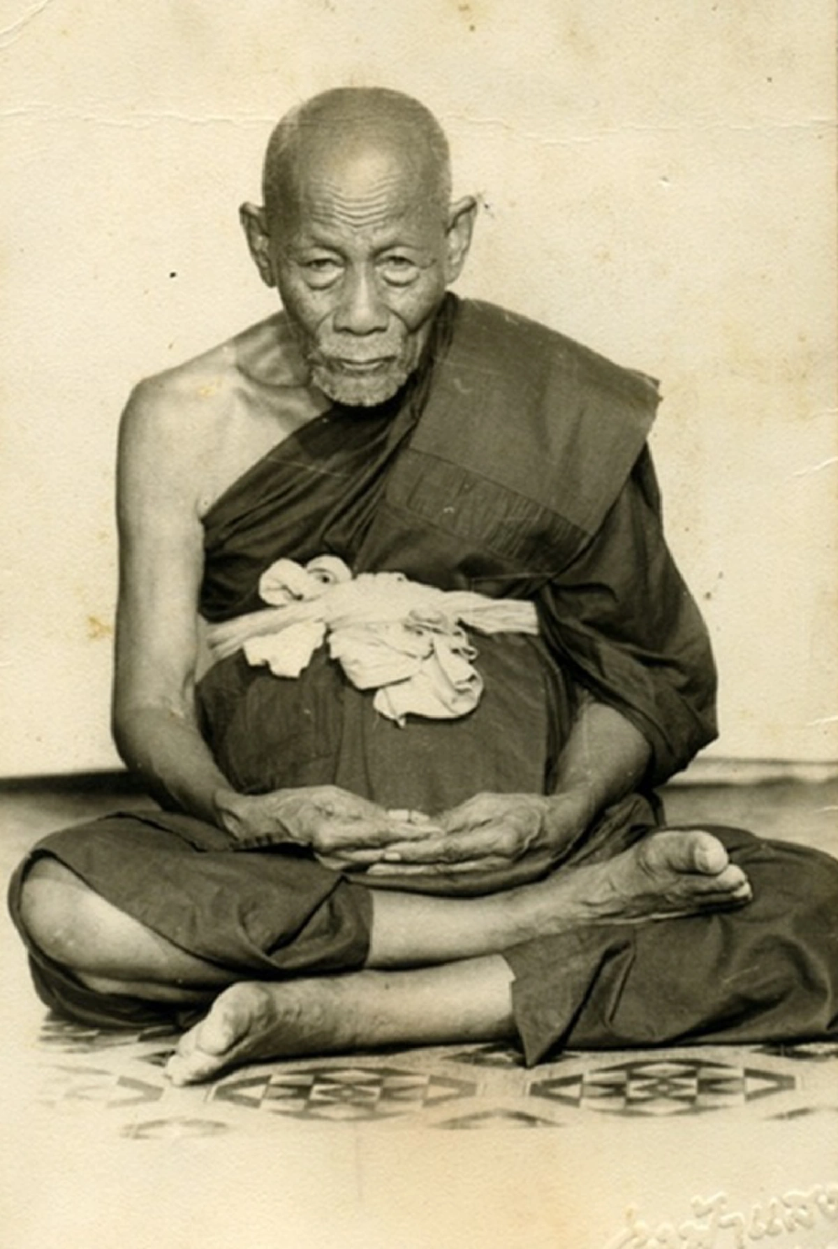 ด้วยอำนาจจิตตานุภาพ!! "หลวงพ่อจง พุทธสโร" บรรเทาภัยสงคราม สุดปาฏิหาริย์...โปรยผงวิเศษพรางตาข้าศึก แคล้วคลาดจากระเบิดอย่างน่าอัศจรรย์ !!