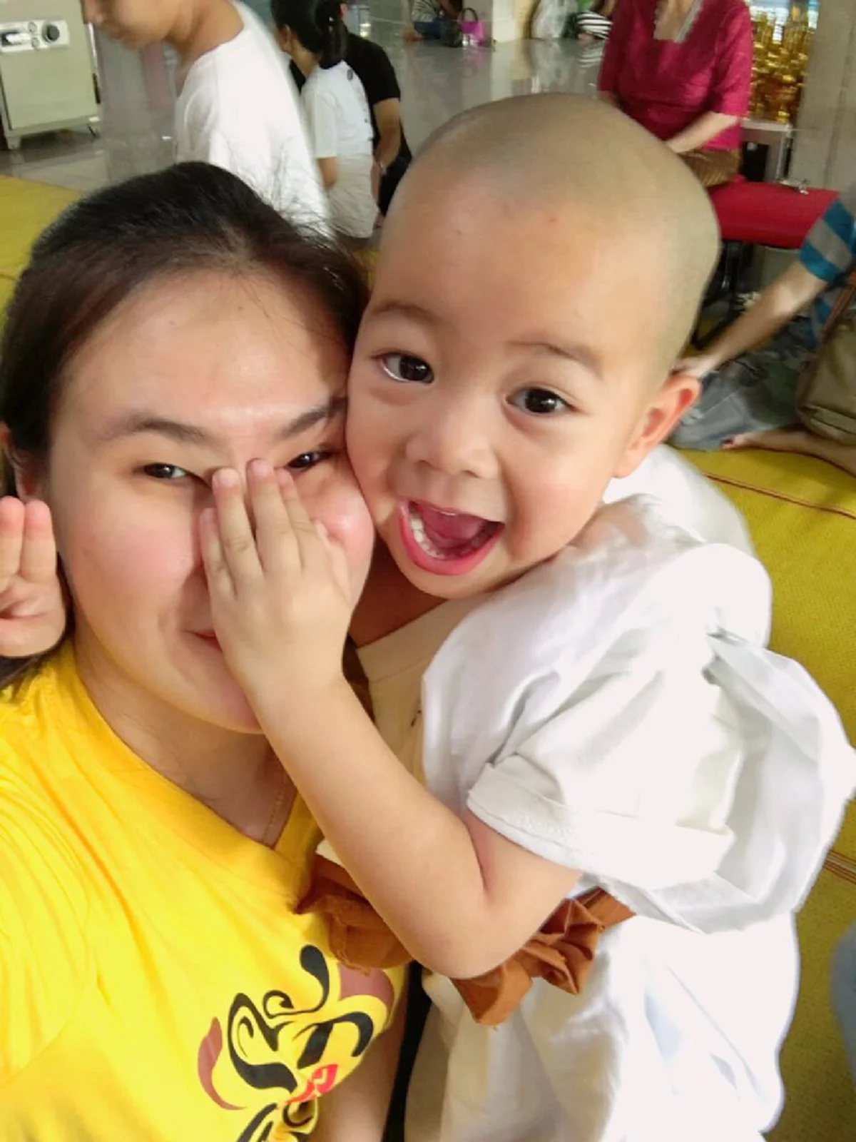 แล้วคุณจะหลงรัก!!! ทำความรู้จัก "น้องกร" หนูน้อยแห่งวัดป่ามณีกาญจน์ วัย 4 ขวบ ผู้ก้มกราบ "สมเด็จพระมหามุนีวงศ์" ด้วยความนอบน้อม!!! (ชมคลิป)