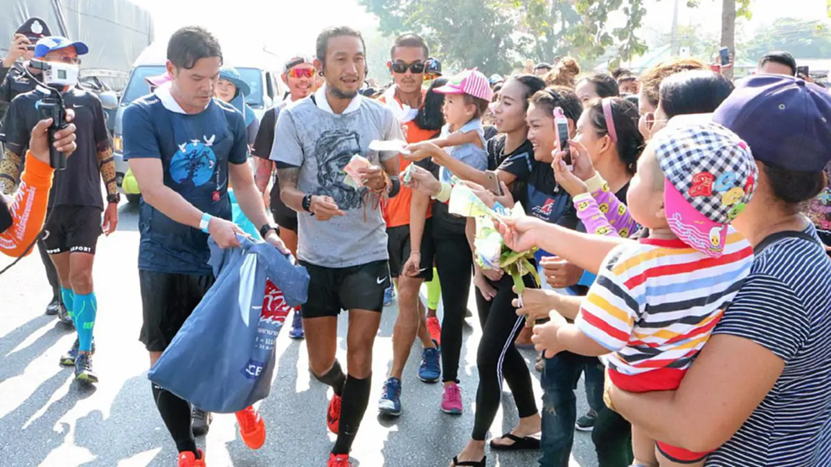 มาแล้ว..ของขวัญคริสต์มาส!!! "พี่ตูน" กรี๊ดสนั่น "แฮรี่ เคน" หัวหอกดังทีมบอลขวัญใจ ทำเซอร์ไพรส์ส่งตรงข้ามจากอังกฤษ สู่โค้งสุดท้ายเบตง-แม่สาย
