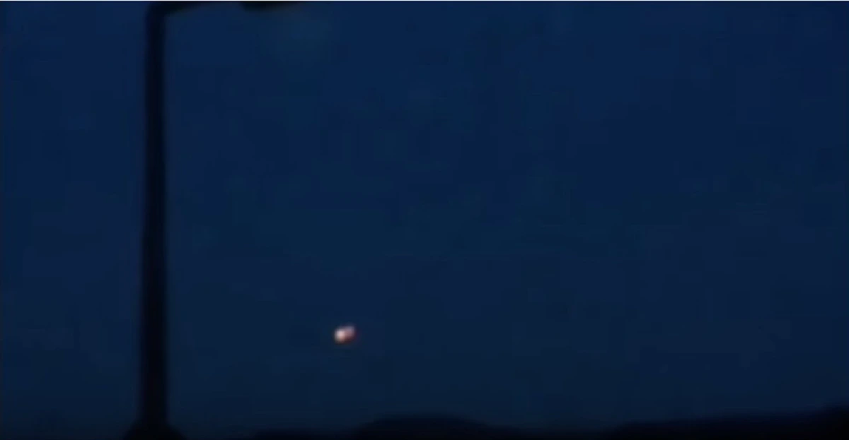 UFO บุกโลก!! วัตถุประหลาดเหนือท้องฟ้า ส่งลำแสงบินวนนานกว่า 2 ชั่วโมง คนถ่ายคลิปอ้างเป็น UFO (คลิป)