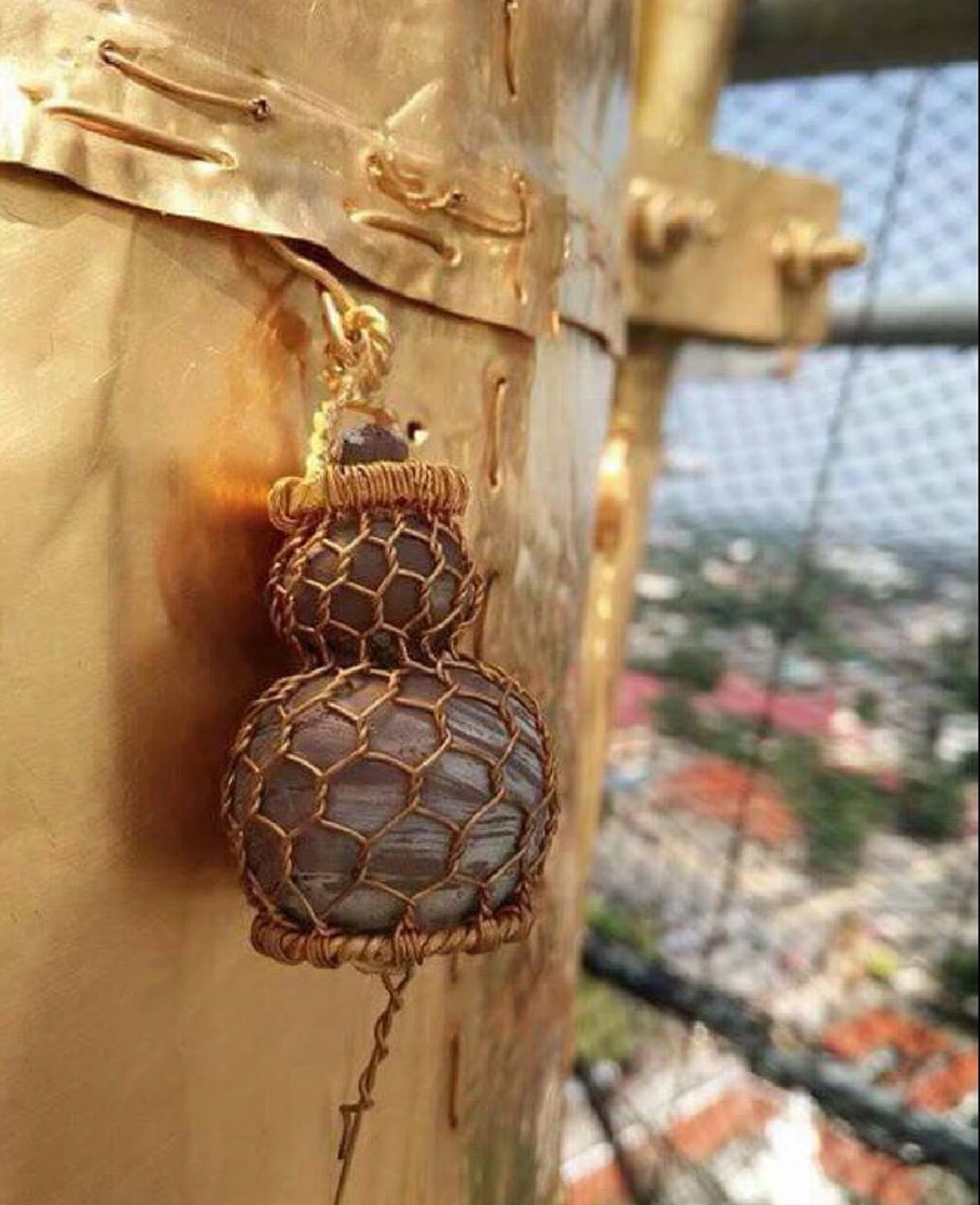 เป็นบุญตาที่ได้เห็น!! ไม่ใช่แค่เรื่องเล่า แต่นี่ของจริง "เพชร นิล จินดา ทองคำ พลอย"  บนยอดพระบรมธาตุเจดีย์ จ.นครศรีธรรมราช (ภาพ)