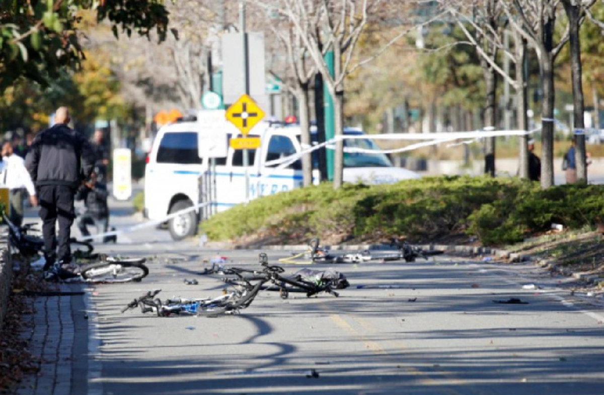 ด่วน!!! เกิดเหตุคนร้าย ขับรถพุ่งชนคน ก่อนลงมาใช้อาวุธปืนกราดยิง วันฮาโลวีน ในสหรัฐฯ ตายแล้ว 8 (คลิป)