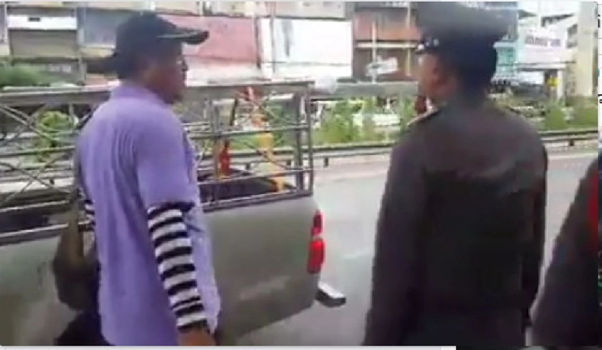 จุกถึง ผบ.ตร.ไหม!! ประชาชนร่ายข้อกฎหมายให้ ตร.ฟัง แถมยังเอาตลับเมตร มาวัดให้เห็นกันชัด ๆ ผิดไหม ที่จะจับ ซัด “อย่าร่างกฎหมายเอง” (คลิป)
