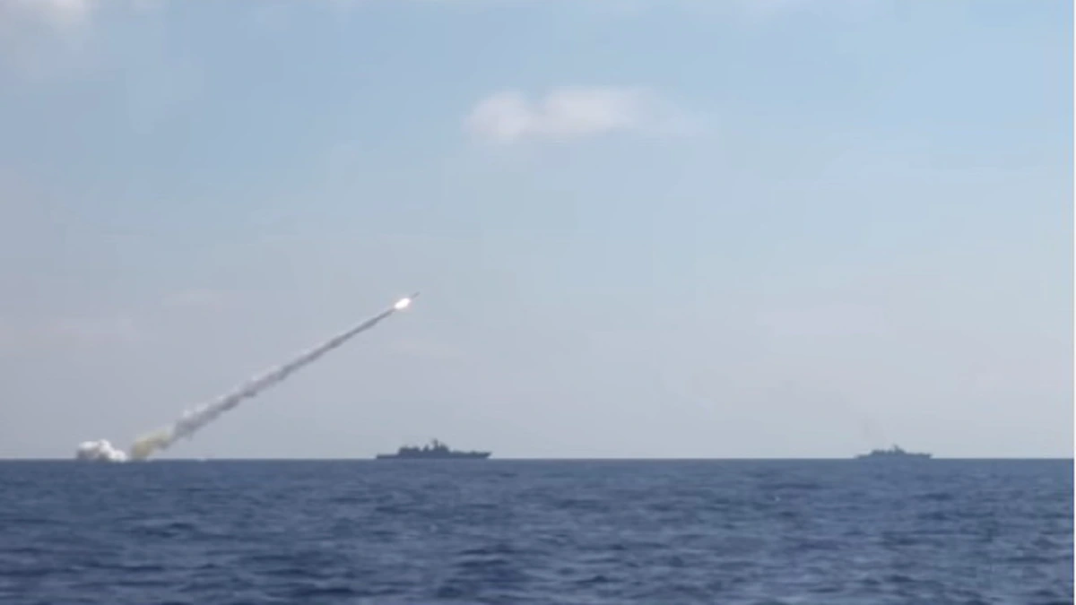 โดนจัดหนัก!! เรือรบ และ เรือดำน้ำรัสเซีย ดาหน้ายิงขีปนาวุธ ถล่มหน่วยบัญชาการ และ คลังอาวุธไอเอสในซีเรีย จากทะเลเมดิเตอร์เรเนียน (คลิป)