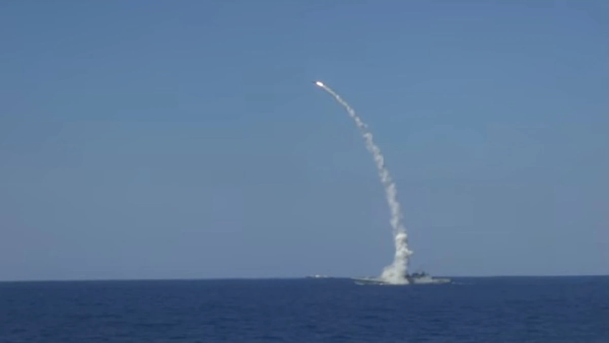 โดนจัดหนัก!! เรือรบ และ เรือดำน้ำรัสเซีย ดาหน้ายิงขีปนาวุธ ถล่มหน่วยบัญชาการ และ คลังอาวุธไอเอสในซีเรีย จากทะเลเมดิเตอร์เรเนียน (คลิป)