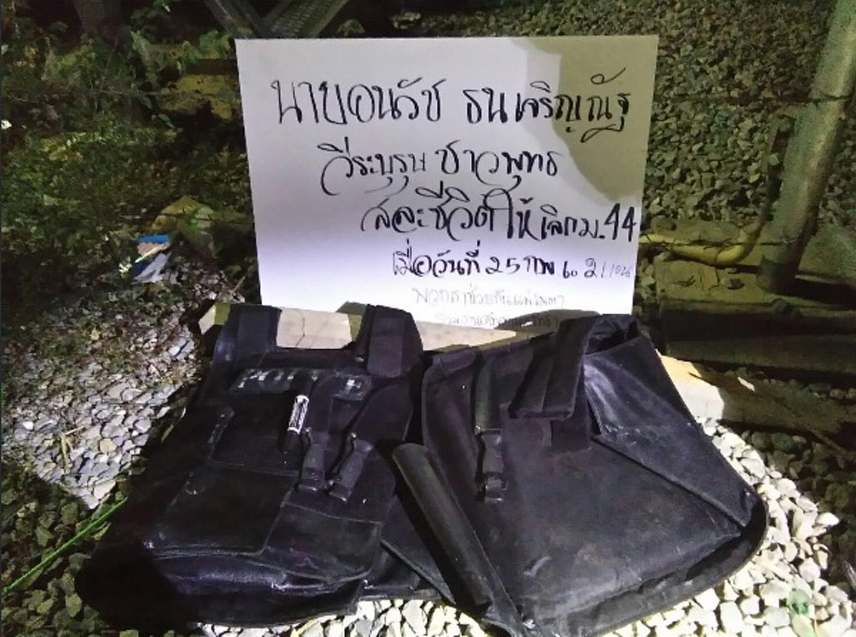 เอามาทำไม??? "ทหาร"ตรวจพบชายต้องสงสัย พบเสื้อเกราะ อาวุธมีด พร้อมแผ่นป้ายปลุกระดม เข้าพื้นที่วัดพระธรรมกาย