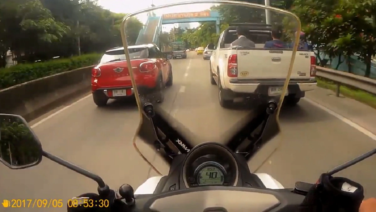 กองทัพช่วยตรวจสอบ นำตัวคนขับมาลงโทษด้วย!! ‘รถกองทัพไทย’ ขับเบี่ยงปาดหน้า จยย. โดนบีบแตรเตือน กลับไล่บี้ ไล่เบียด ทำแบบนี้ได้เหรอ??? (คลิป)