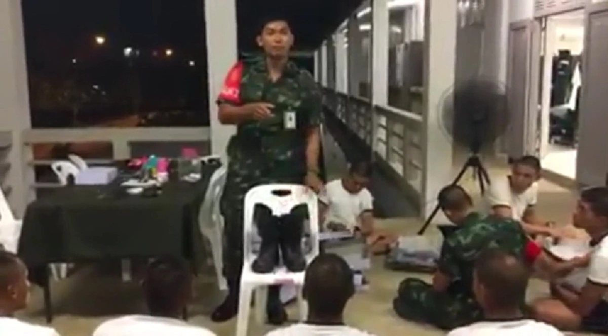 ครูฝึก สอนวิธีขัดรองเท้าให้เงาวับ ในเวลาไม่กี่วินาที งานนี้ใครยังไม่รู้ รีบดู ต่อไปจะไม่เสียเวลาขัดรองเท้าอีกแล้ว (คลิป)