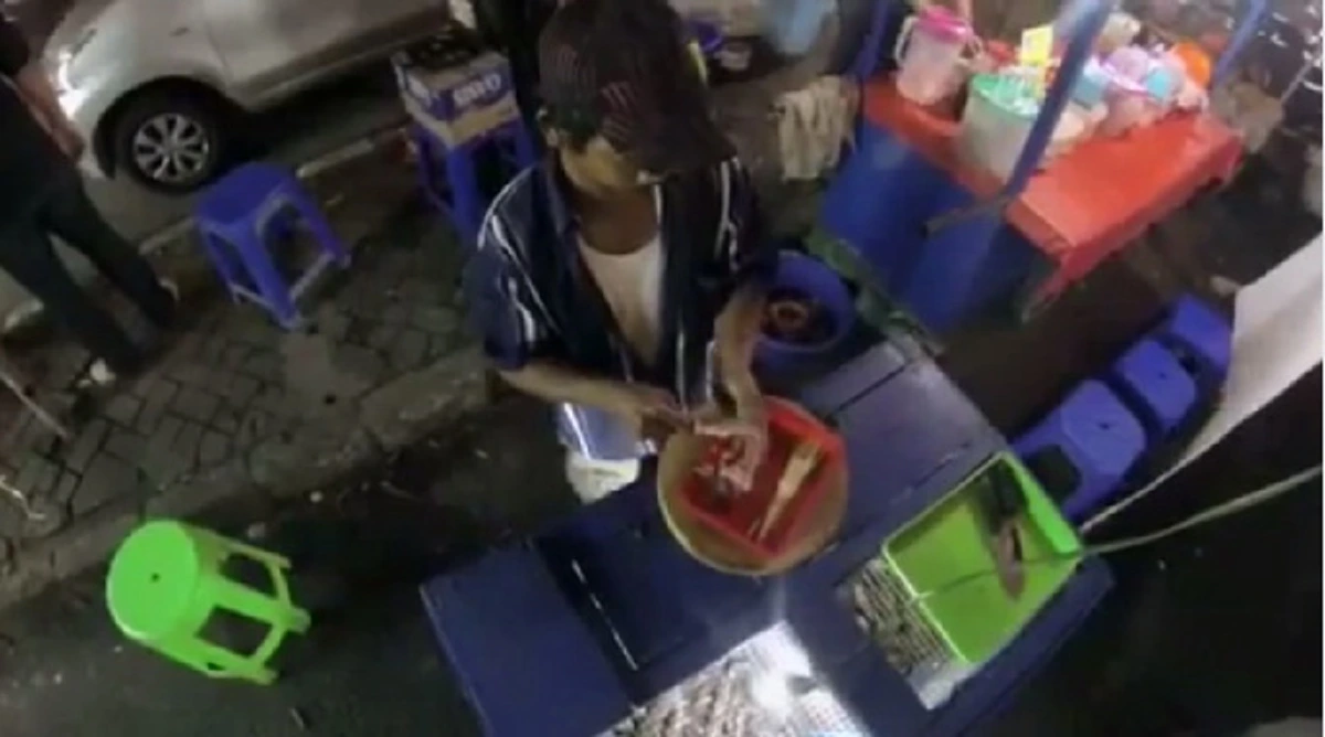 ถ้าคุณกล้า ท้าให้ลอง!! สะเต๊ะงูเห่า..ทำกันสดๆ เป็นๆ น่าทานขนาดไหนไปดูกัน (คลิป)