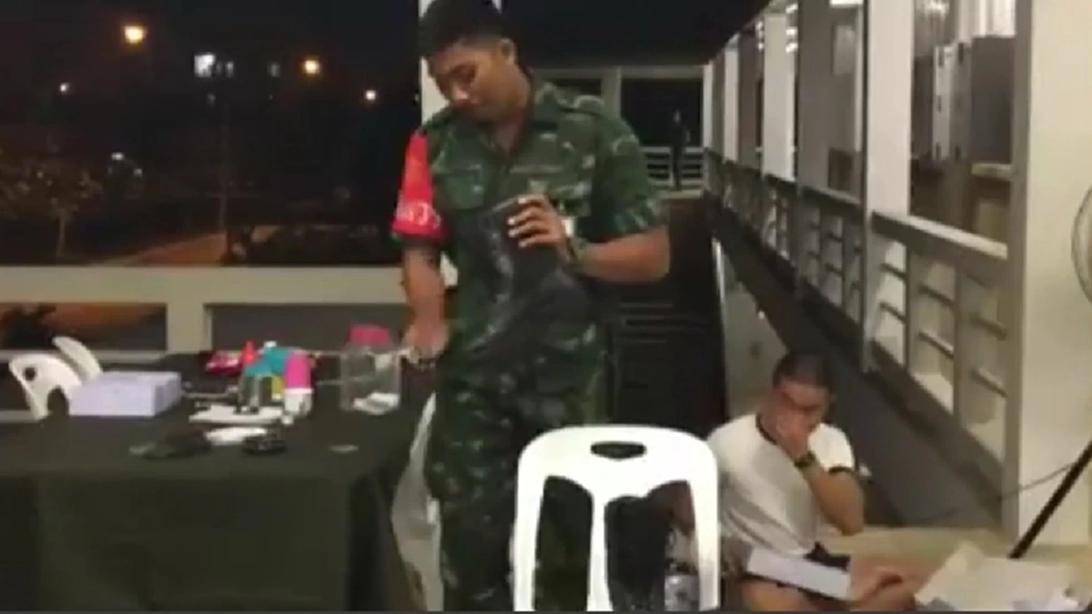 ครูฝึก สอนวิธีขัดรองเท้าให้เงาวับ ในเวลาไม่กี่วินาที งานนี้ใครยังไม่รู้ รีบดู ต่อไปจะไม่เสียเวลาขัดรองเท้าอีกแล้ว (คลิป)