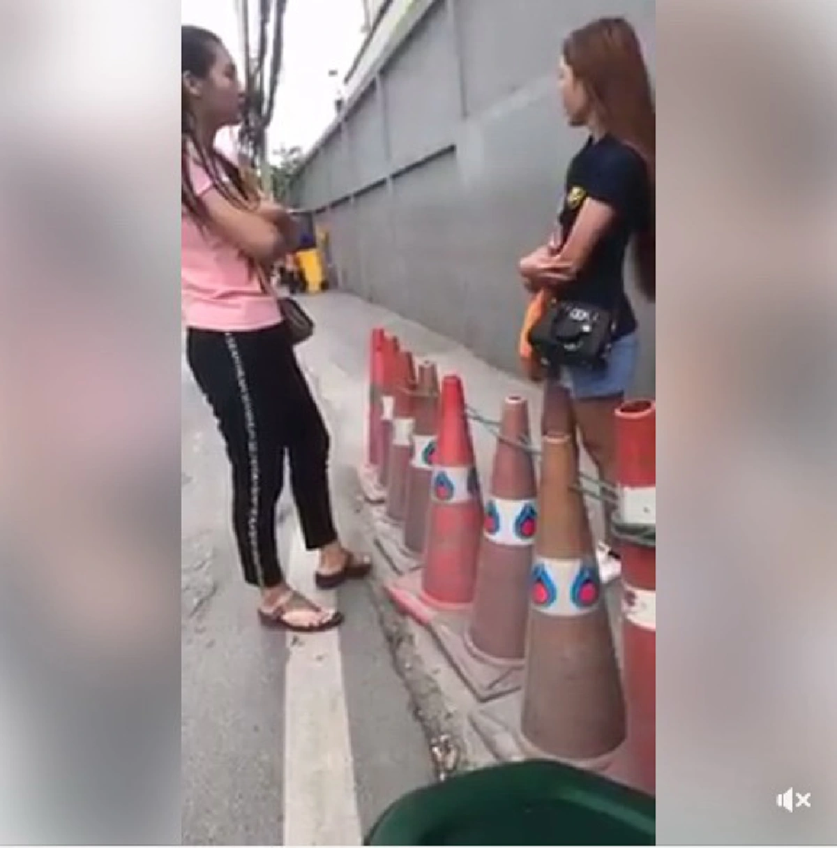 กระชากหัวทวงหนี้ ขยี้ซ้ำด้วยการตบ ยังไม่หนำใจให้ปลดสร้อย แหวน  พาไปกด เอทีเอ็ม งานนี้ไม่จบง่าย ๆ แน่ (คลิป)