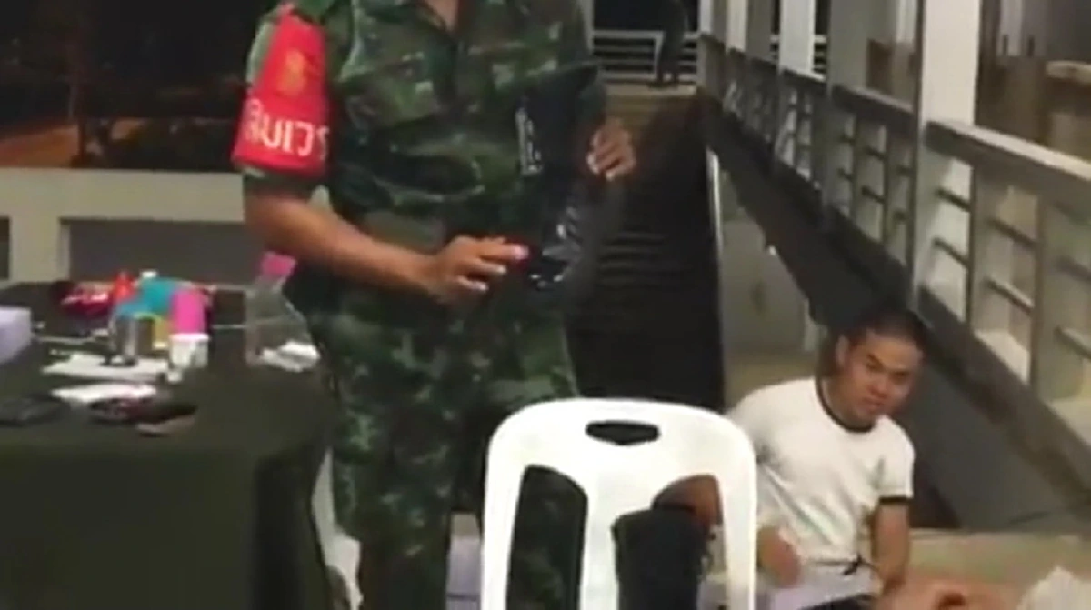 ครูฝึก สอนวิธีขัดรองเท้าให้เงาวับ ในเวลาไม่กี่วินาที งานนี้ใครยังไม่รู้ รีบดู ต่อไปจะไม่เสียเวลาขัดรองเท้าอีกแล้ว (คลิป)