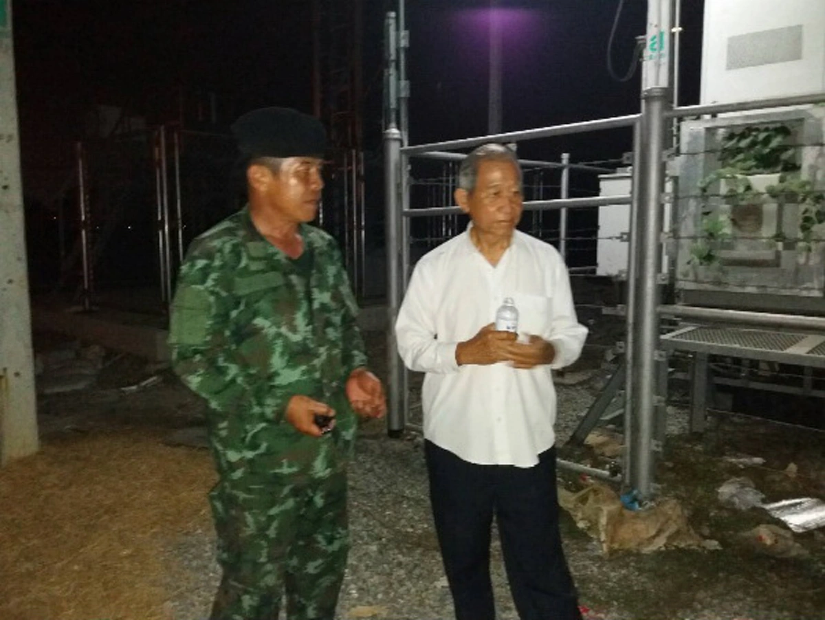 เอามาทำไม??? "ทหาร"ตรวจพบชายต้องสงสัย พบเสื้อเกราะ อาวุธมีด พร้อมแผ่นป้ายปลุกระดม เข้าพื้นที่วัดพระธรรมกาย