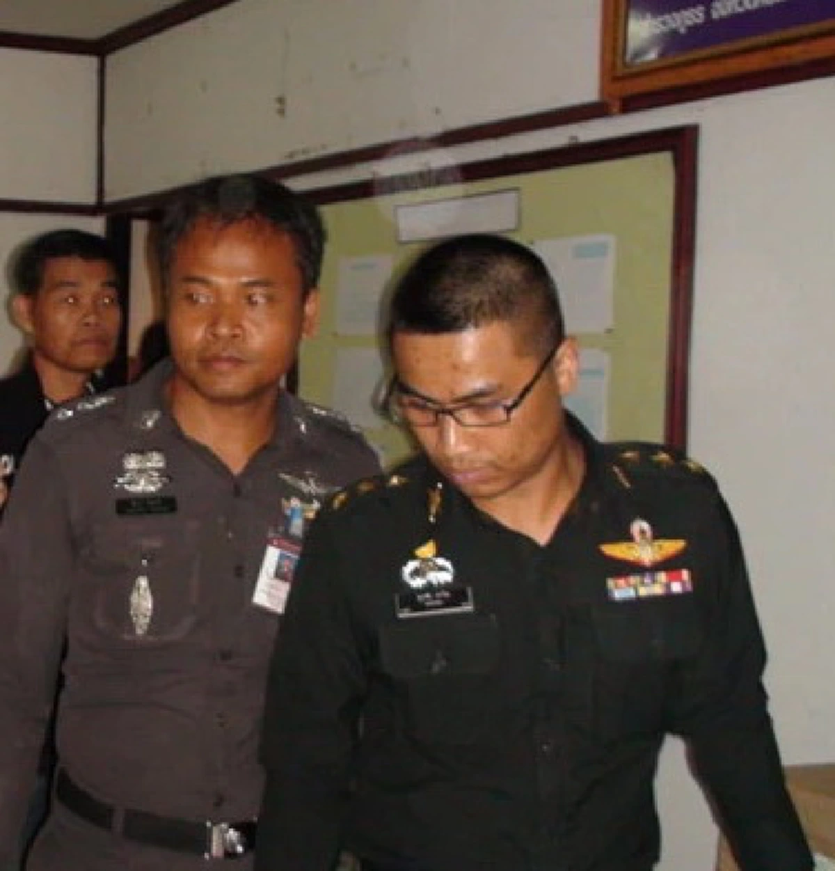 หลักฐานเริ่มมัด!! พบหลักฐานเพิ่ม เชื่อมโยง การหายตัวไปของ “ผอ.อ้อย”  ด้าน “ผู้กองเหน่ง” รายงานตัวตามกำหนด ยังไม่แจ้งข้อหาเพิ่ม