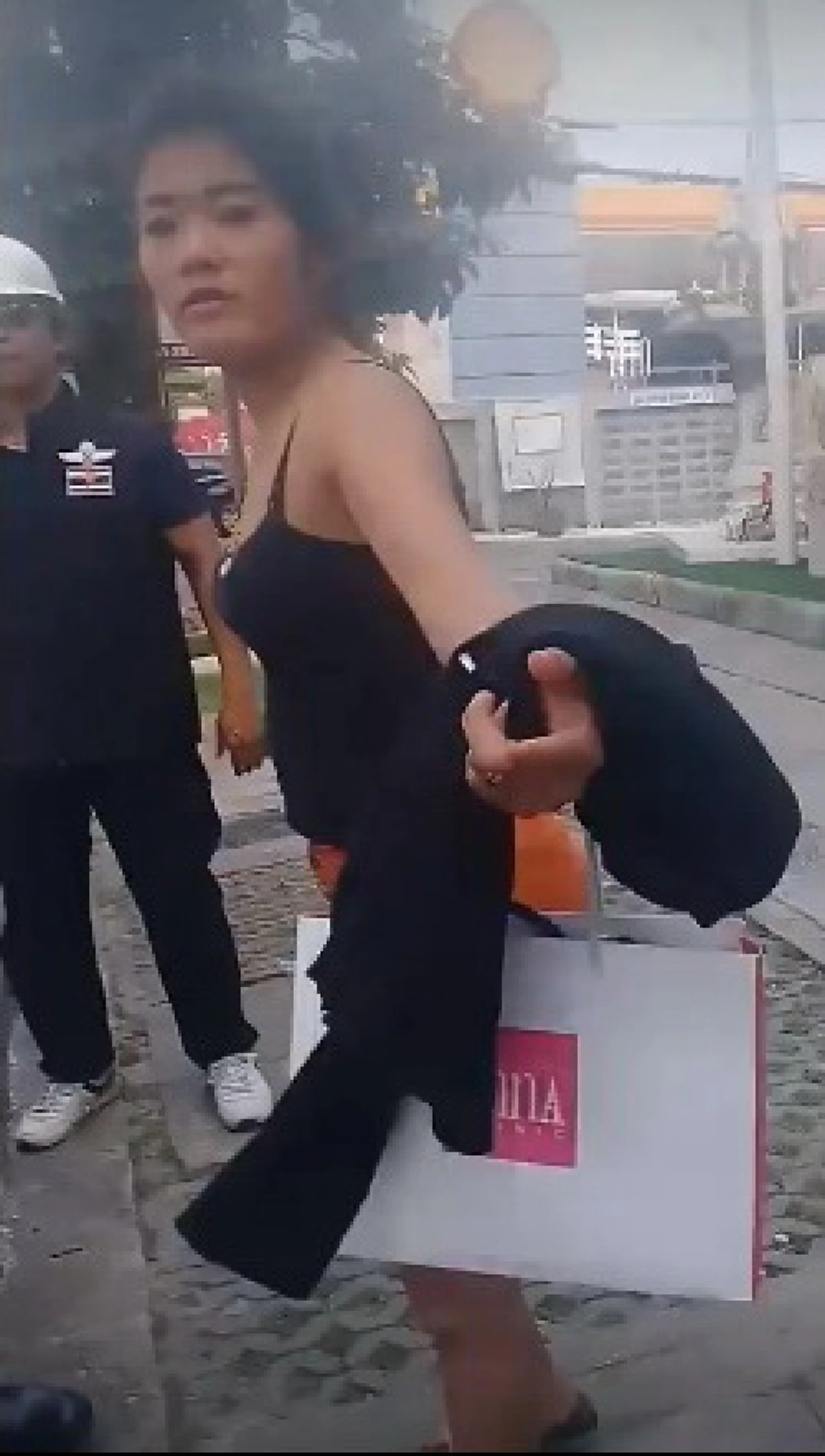แบบนี้ก็ได้เหรอ!!! สาวด่ากราด คนขับแท็กซี่ หลังโดนทวงค่าโดยสาร  งานนี้โซเฟอร์แท็กซี่ซวยซ้ำซวยซ้อน เงินก็ไม่ได้ แถมโดนด่าอีกต่างหาก??? (คลิป)