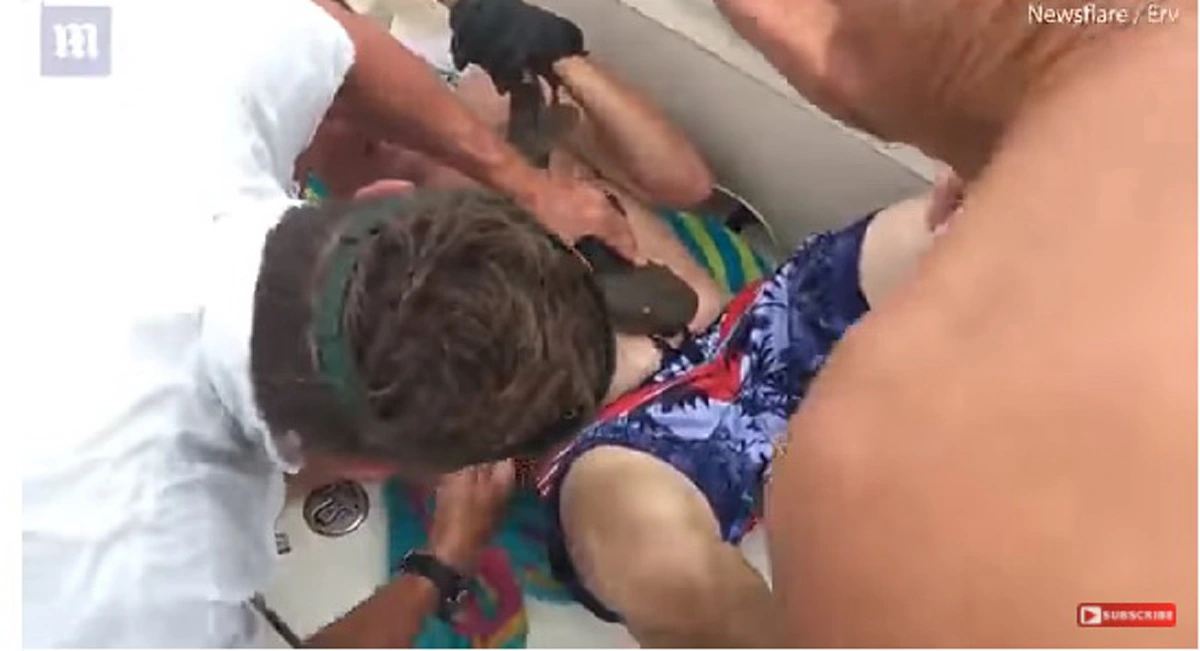 นักดำน้ำ เลือดท่วมร่าง หลังโดนฉลามจู่โจม กัดพุงไม่ยอมปล่อย แม้ขึ้นมาบนเรือ จนเพื่อนตัดสินใจทำในสิ่งที่ไม่คาดคิด ฉลามจึงคลายคมเขี้ยว (คลิป)