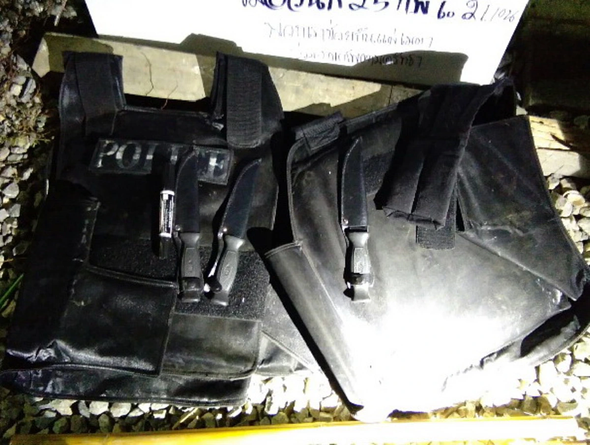 เอามาทำไม??? "ทหาร"ตรวจพบชายต้องสงสัย พบเสื้อเกราะ อาวุธมีด พร้อมแผ่นป้ายปลุกระดม เข้าพื้นที่วัดพระธรรมกาย