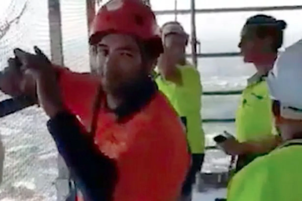 เกิดในออสเตรเลีย! คนงานก่อสร้าง ได้ดูหนังสดฟรี หลังคู่รัก ลืมปิดม่าน (มีคลิป)