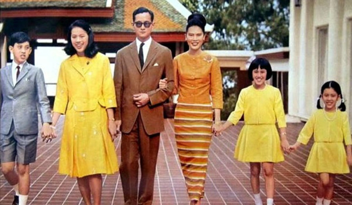 เป็นบุญตาที่ได้เห็น!!! เปิดพระบรมฉายาลักษณ์หาชมยากของ "สมเด็จพระราชินีฯ" ขณะทรงพระครรภ์