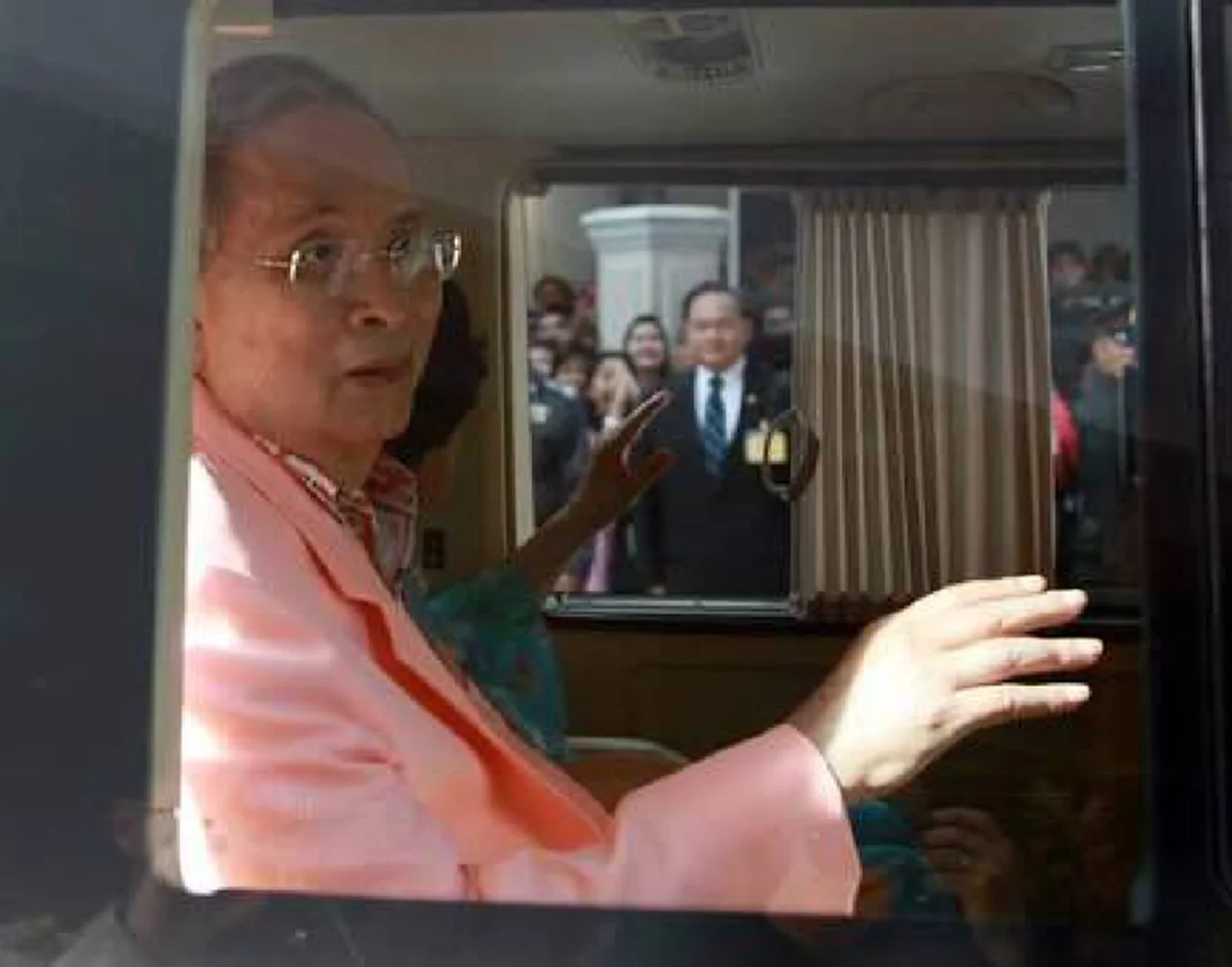 น้ำตาไหล! นึกว่ารถวังแซงไปธรรมดา แต่นี่คือ"รถของพ่อ"อยากกล่าวทรงพระเจริญแต่ภายในรถว่างเปล่า ย้อนชมภาพในหลวง ร.๙ ทรงประทับในรถยนตร์พระที่นั่ง