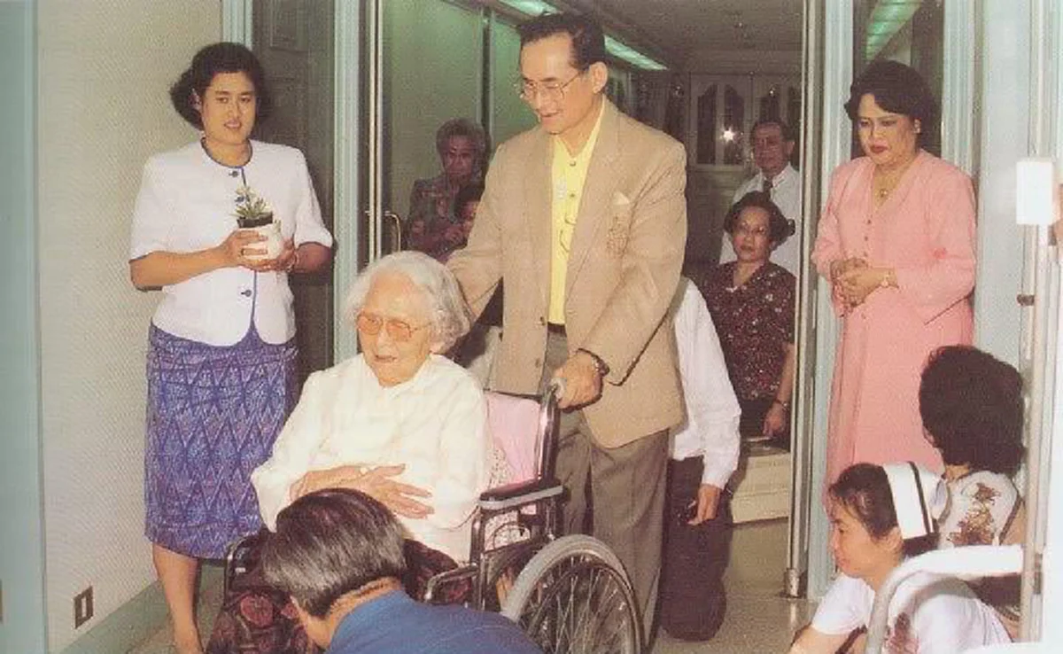 เพราะพยาบาลเป็นคนเลี้ยงเรามา!! สุดซาบซึ้ง เมื่อแพทย์ ทูลถามว่า "ทำไมพระองค์จึงทรงเชื่อพระทัย ไว้วางพระทัยกับพยาบาลนัก" #วันพยาบาลแห่งชาติ