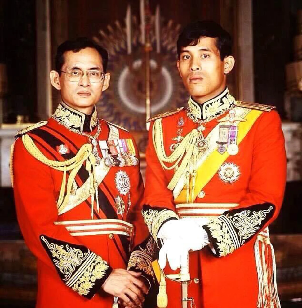 เป็นบุญตายิ่งนัก!! เปิดภาพหาชมยาก ๖ พฤศจิกายน "ในหลวงรัชกาลที่ ๑๐" ทรงผนวช ณ พระอุโบสถ วัดพระศรีรัตนศาสดาราม #วันนี้ในอดีต !!