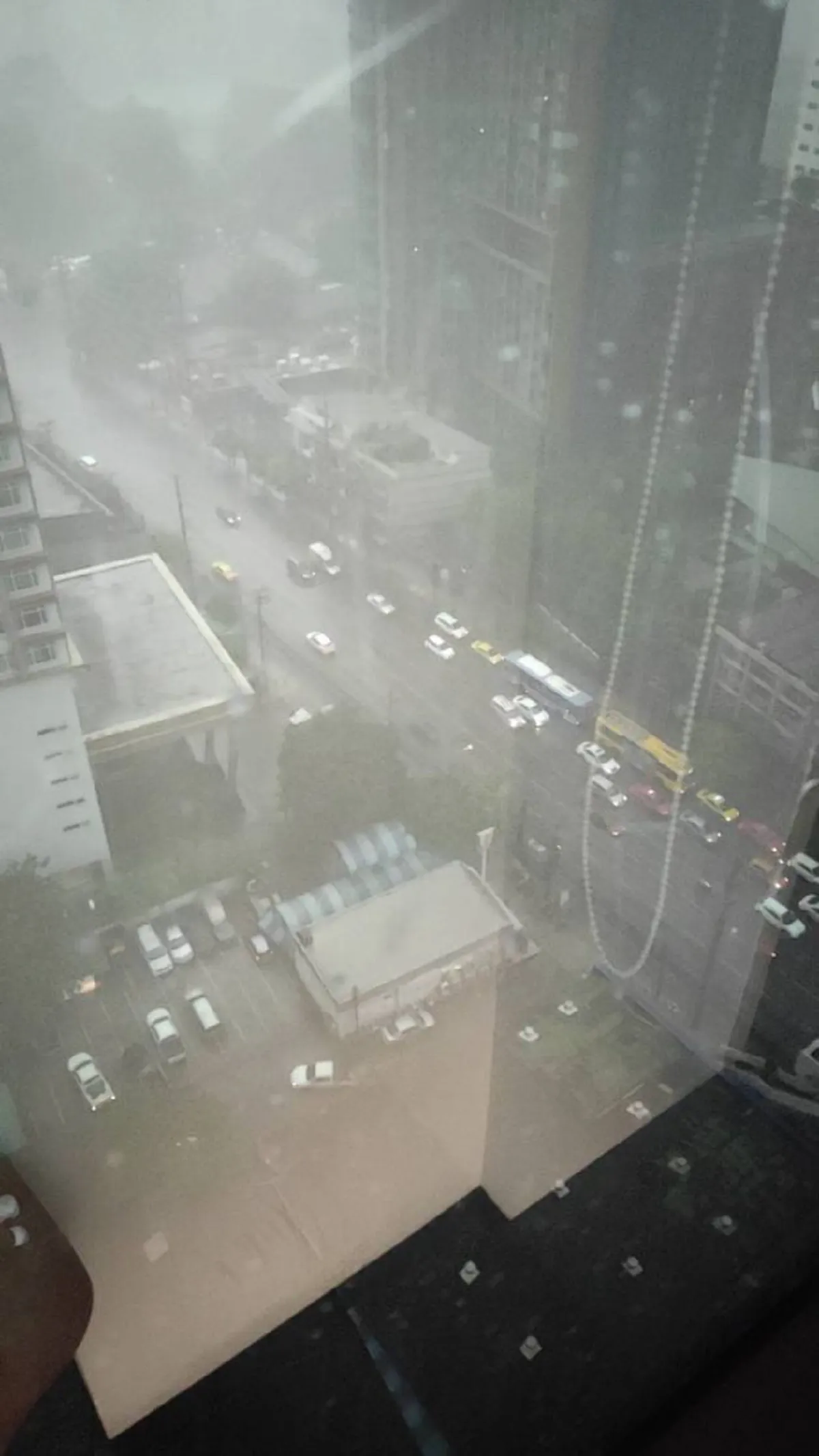 ฝนถล่มหนักกรุงเทพฯ คาดมีผลกระทบต่อการจราจรในช่วงเย็นวันศุกร์หลังเลิกงาน