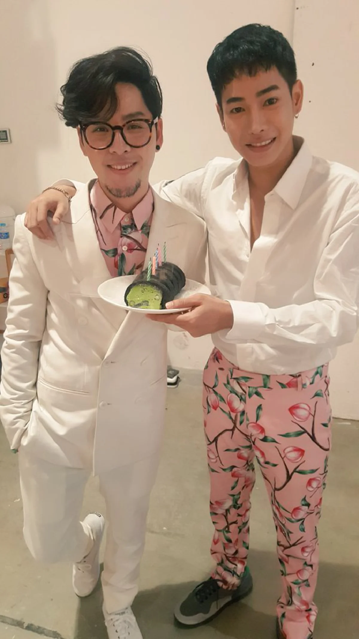 ขำหนักมาก!! \"ทอม Room39\" อัพภาพคู่ \"เป๊ก ผลิตโชค\" พร้อมแคปชั่นชวนจิ้น แต่แฟนคลับทวีตกลับหาแบบนี้ #โถ่...คุณหลวงของบ่าว !?!