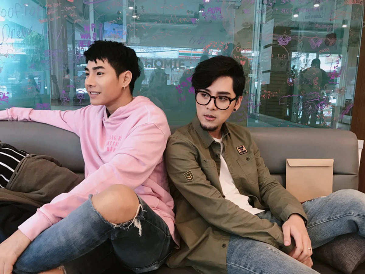 ขำหนักมาก!! \"ทอม Room39\" อัพภาพคู่ \"เป๊ก ผลิตโชค\" พร้อมแคปชั่นชวนจิ้น แต่แฟนคลับทวีตกลับหาแบบนี้ #โถ่...คุณหลวงของบ่าว !?!